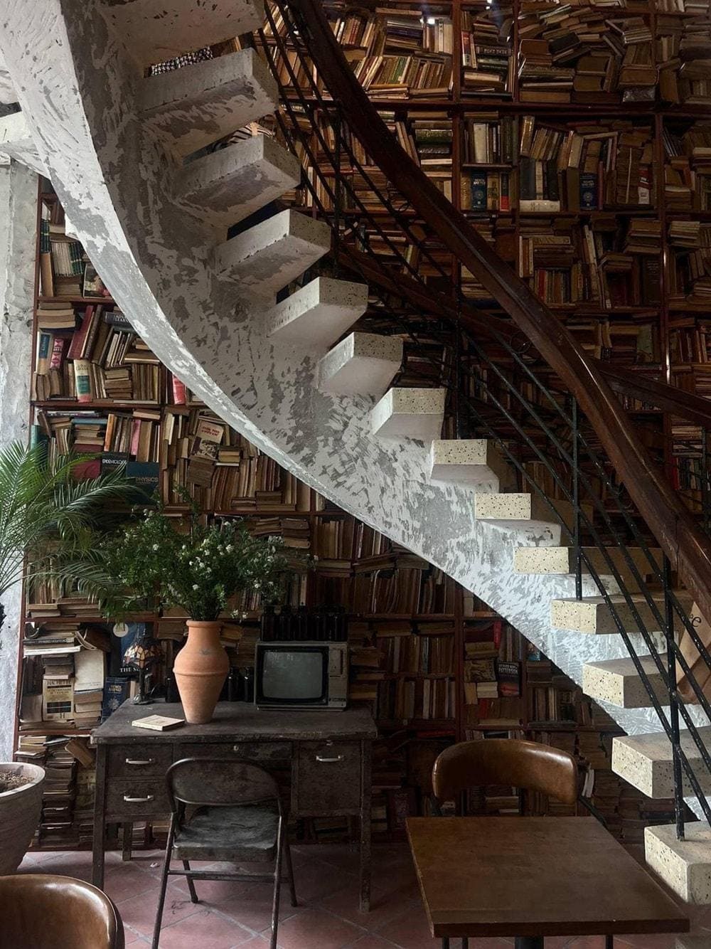 Nhâm Coffee được thiết kế với những kệ sách cũ kỹ mang lại cảm giác thư thái